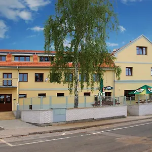 penzion-a-restaurace-simanda.praguehotelsweb.com/